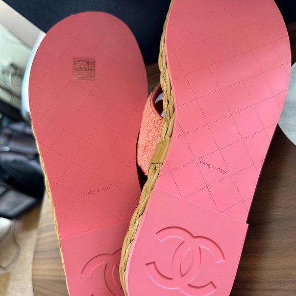 *BRAND NEW* CHANEL Pink CC Logo Thong Sandals Size 40 - Picture 5 of 8